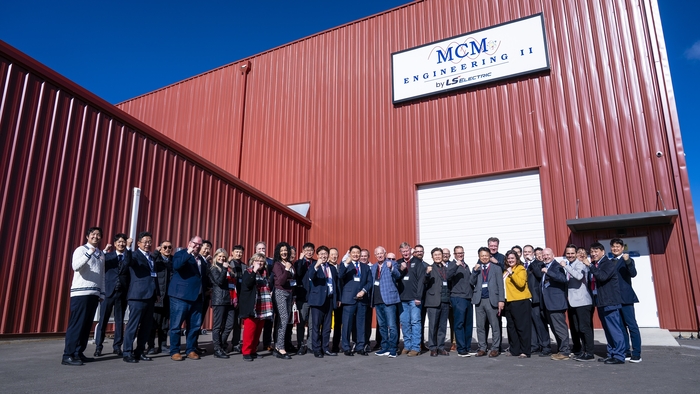 구자균 LS일렉트릭 회장(가운데)이 북미 유타주 소재 MCM엔지니어링II 공장 앞에서 임직원들과 기념촬영을 하는 모습. LS일렉트릭