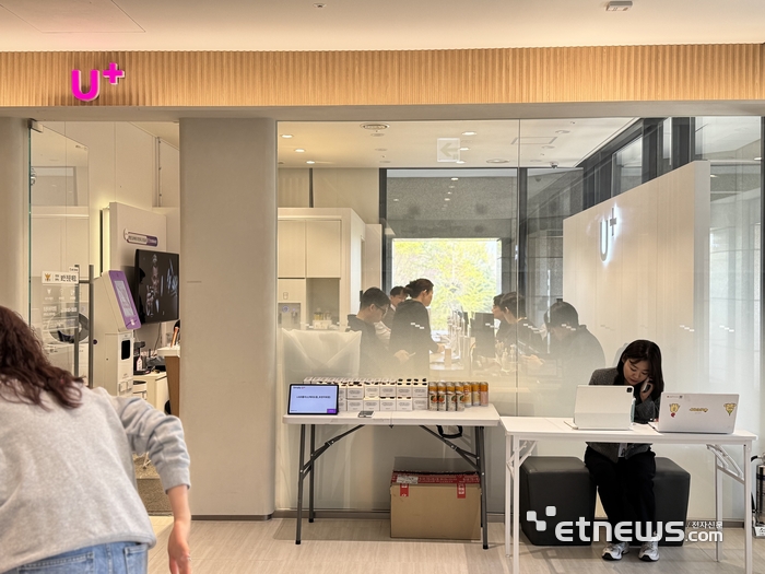 서울 여의도 트윈타워에 위치한 LG유플러스 매장에서 고객들이 유심 교체를 진행하고 있다.