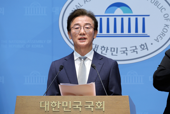 6·3 지방선거 더불어민주당 전재수 부산시장 후보가 13일 국회 소통관에서 후보 확정 기자회견을 하고 있다. 연합뉴스