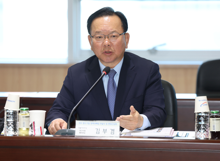 더불어민주당 김부겸 대구시장 예비후보가 13일 대구 달성군 대성하이텍에서 열린 대구중소기업 정책과제집 전달식 및 현장간담회에서 중소기업 관계자들과 현장의 어려움을 듣고 얘기를 나누고 있다. 연합뉴스