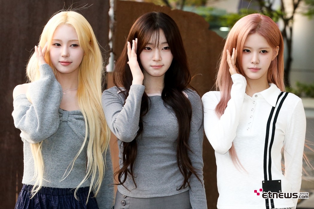 [ET포토] 이프아이 원화연-카시아-라희, '귀여움이 신곡의 포인트'