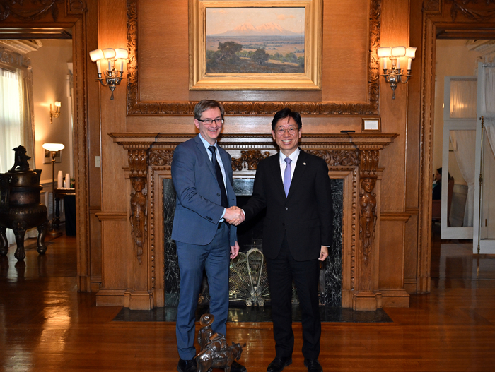 오태석 우주항공청장(오른쪽)이 존 톰슨 미국 국무부 차관보 대행과 면담 후 기념촬영을 했다. (우주청 제공)