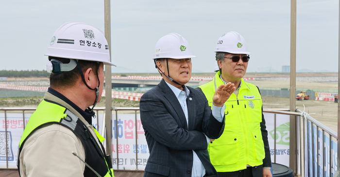 김관영 전북특별도지사가 14일 새만금스마트 수변도시 대규모 투자 책임 현장을 점검하고 있다.