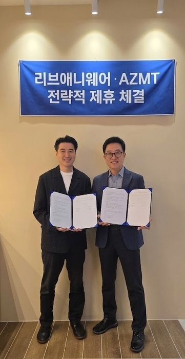 정규호 리브애니웨어 대표(사진좌측), 김홍열 에이지엠티 대표가 전략적 제휴를 체결하고 기념사진을 찍고 있다. 〈사진 리브애니웨어 제공〉