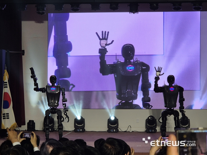 기계연의 AI 휴머노이드 로봇 '카이로스'는 이번 행사에서 처음으로 공식 무대에 모습을 나타냈다.