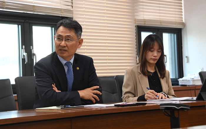 허장 재정경제부 차관이 4월 14일 서울 종로구 서울정부청사에서 주요국 중동 상황 대응 등 관련 재경관 회의를 주재, 모두발언을 하고 있다. (자료=재정경제부)