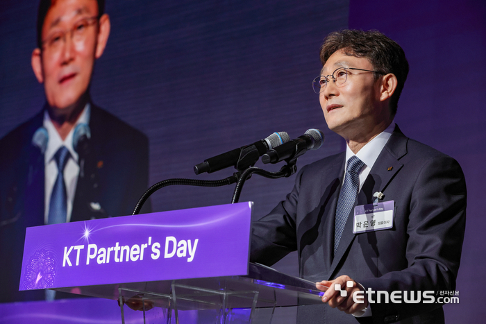 박윤영 KT 대표가 KT 파트너스데이에서 상상협력의 중요성을 강조하고 있다.