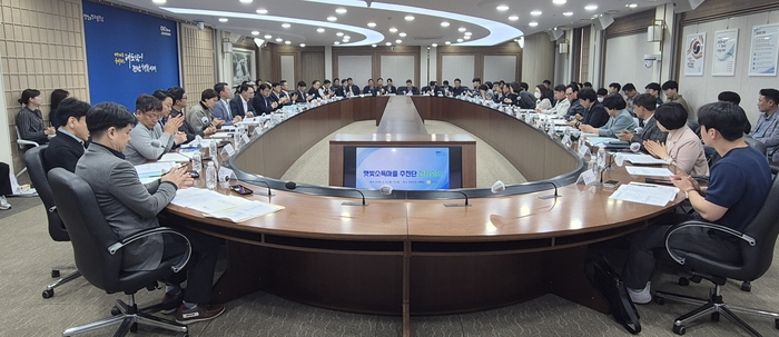 전남도는 14일 도청 서재필실에서 '전남도 햇빛소득마을 추진단 전략회의'를 열고, 전력계통 해법을 논의하는 등 정부 햇빛소득마을 공모사업 대응 방안을 모색했다.