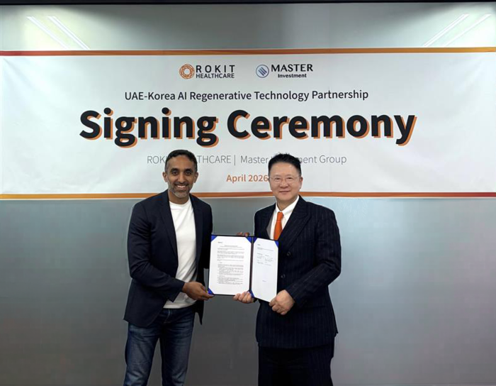 H.H. 셰이크 압둘라 빈 모하메드 빈 사크르 알 카시미 아랍에미리트(UAE) 마스터 인베스트먼트 그룹 최고경영자와 유석환 로킷헬스케어 회장이 전략적 업무협약식에서 기념촬영했다.(사진=로킷헬스케어)