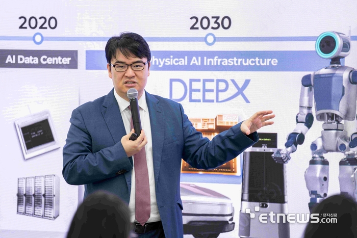 김녹원 딥엑스 대표가 14일 기자간담회에서 자체 칩 기술과 소프트웨어 플랫폼을 앞세운 피지컬 AI 인프라 전략을 발표하고 있다. (사진=딥엑스)