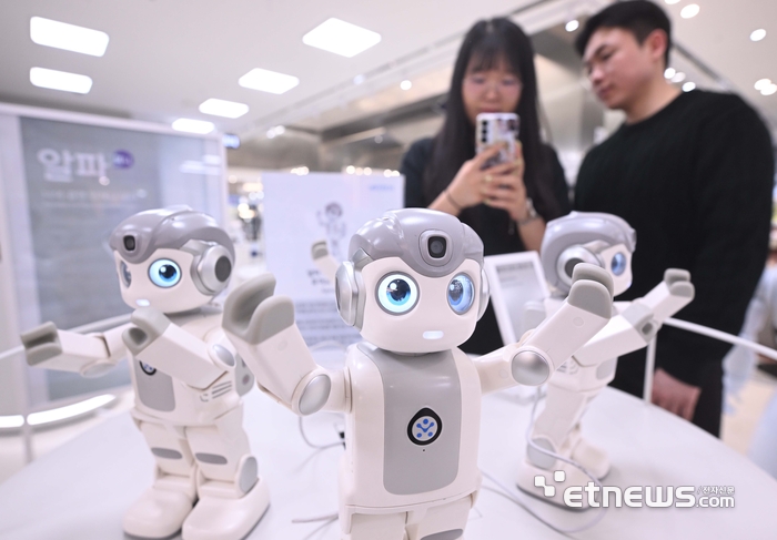 [포토] AI로봇 '알파'에요