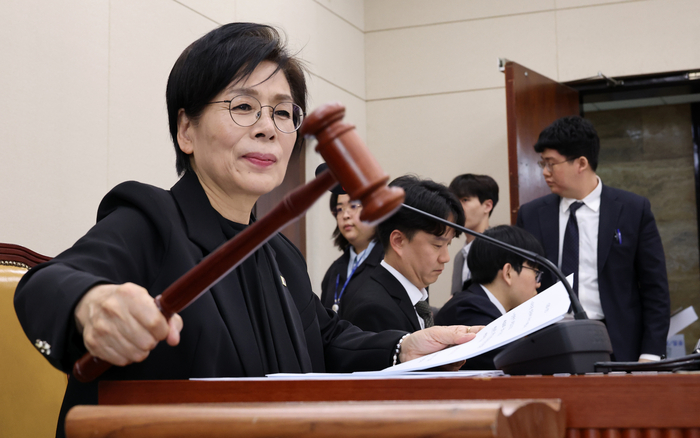 최민희 위원장이 14일 국회에서 열린 과학기술정보방송통신위원회 전체회의에서 의사봉을 두드리고 있다. 연합뉴스