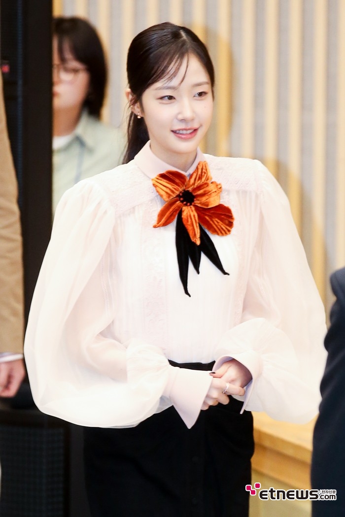 [ET포토] 채원빈, '초대형 꽃으로 포인트'