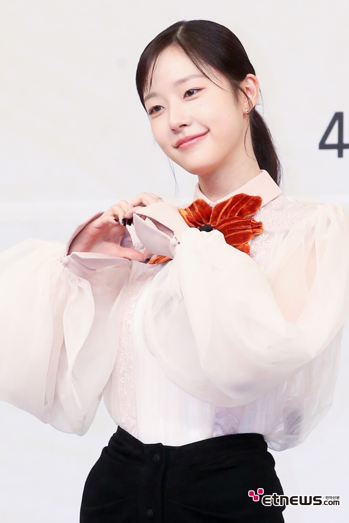[ET포토] 채원빈, '봄을 머금은 하트'