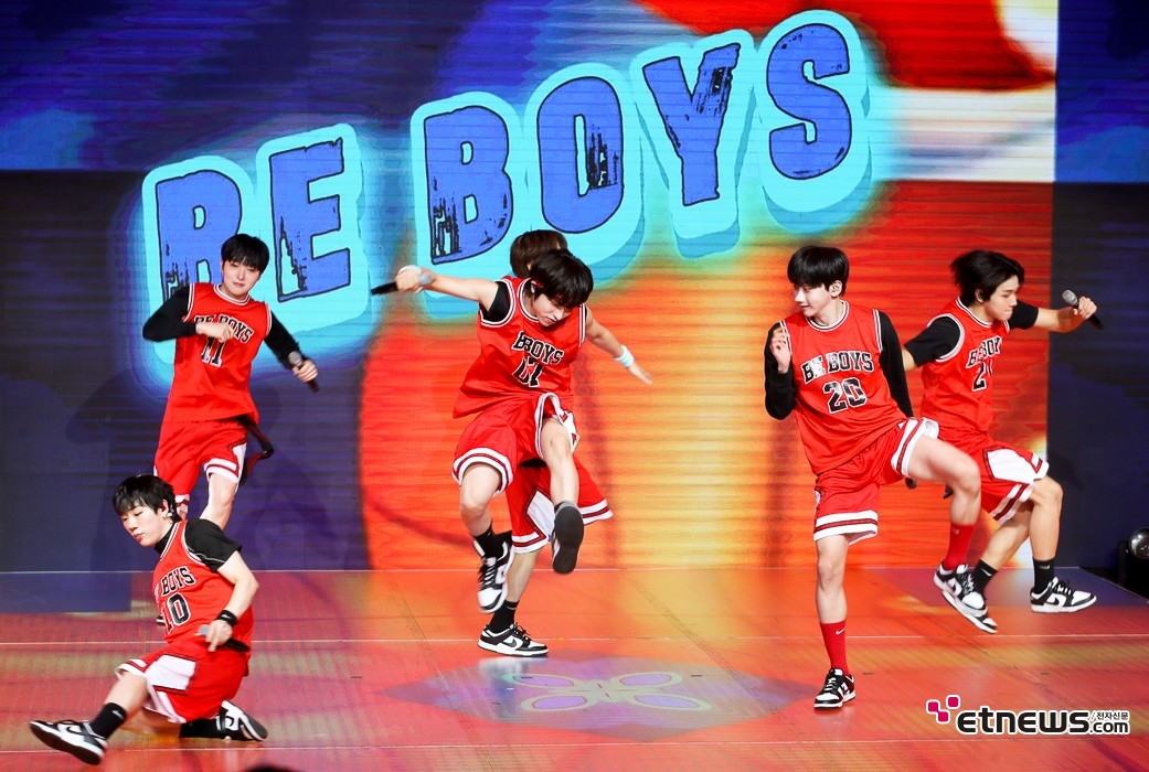 [ET포토] 비보이즈, '만화책 찢고 나온 무대'