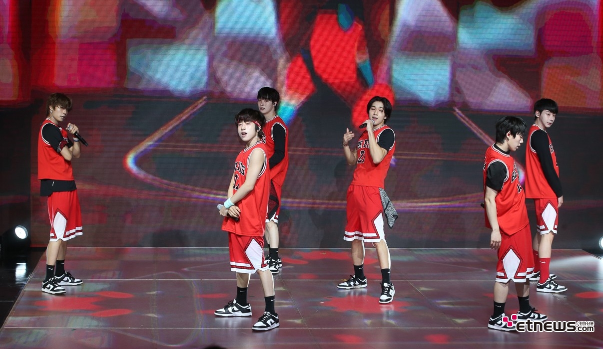 [ET포토] 비보이즈, '치열한 첫 공개 무대의 여운'