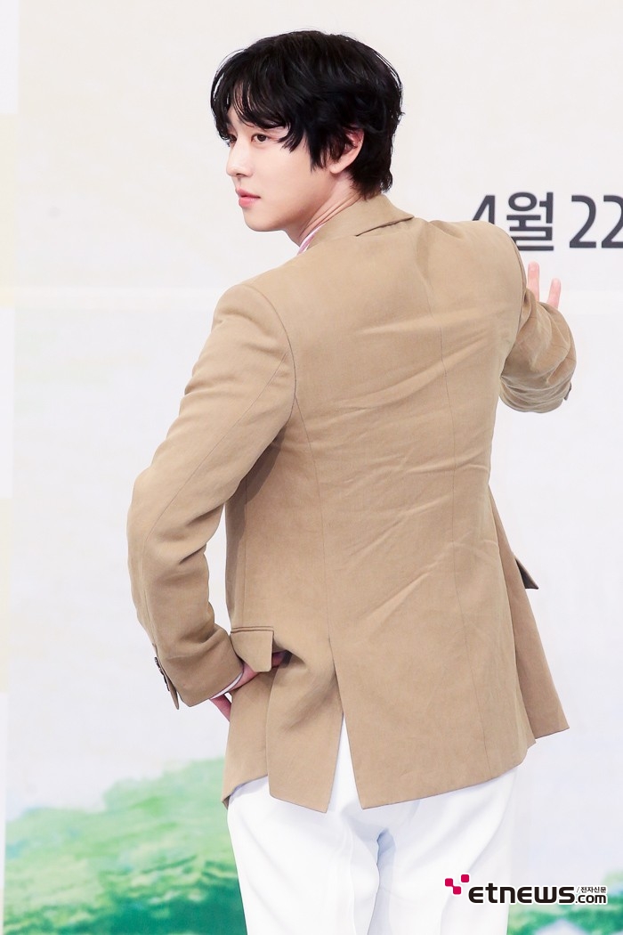 [ET포토] 안효섭, '부드러운 조각 옆선'