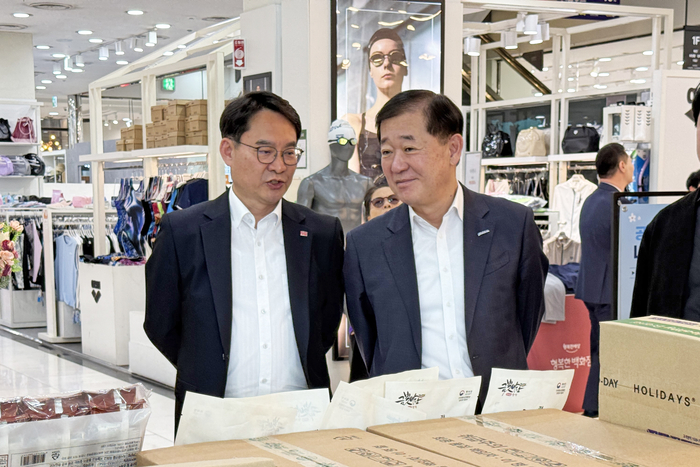 (왼쪽부터)이일용 공영홈쇼핑 대표와 이태식 한유원 대표가 행복한백화점에서 우수 중소기업 제품 판매 현장을 둘러보고 있다.