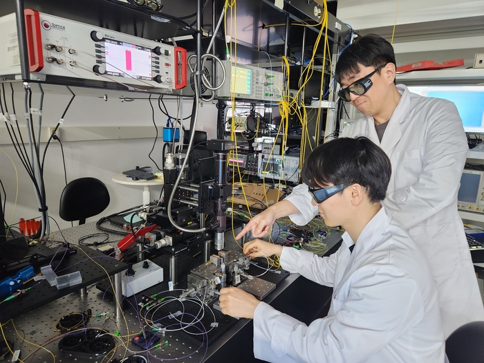 KAIST의 김태원 학부 연구생이 김상식 교수의 지도를 받아 광집적 공진기의 광학 특성을 측정하고 있다.