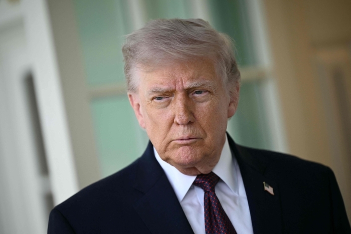 도널드 트럼프 미국 대통령이 13일(현지시간) 백악관 오벌오피스를 나와 취재진과 만나고 있다. 사진=AFP 연합