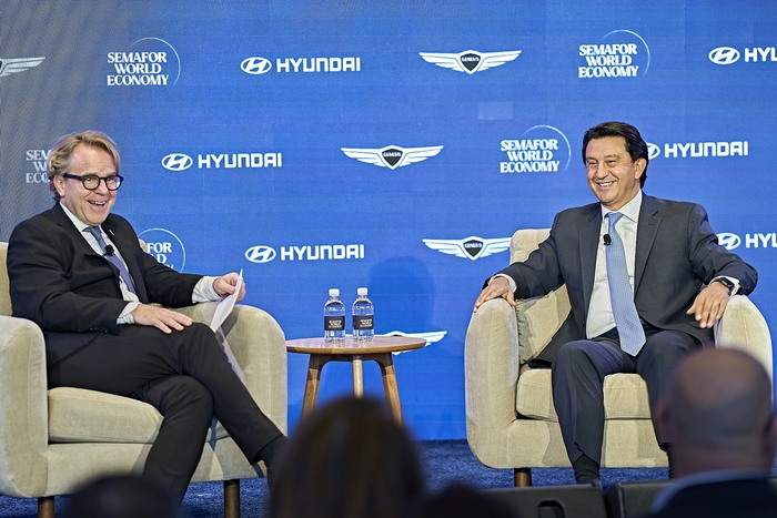 호세 무뇨스 현대차 사장(오른쪽)이 14일(현지시간) 열린 '2026 세마포 월드 이코노미' 미래 모빌리티 트랙 세션에서 저스틴 스미스 세마포 공동창업자와 대담하고 있다