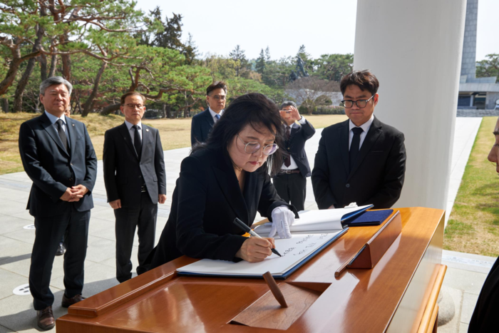 권오남 과총 회장(사진 중앙)을 비롯한 제22대 회장단과 사무처 관계자 등 20여 명은 14일 국립서울현충원을 방문해 참배했다.