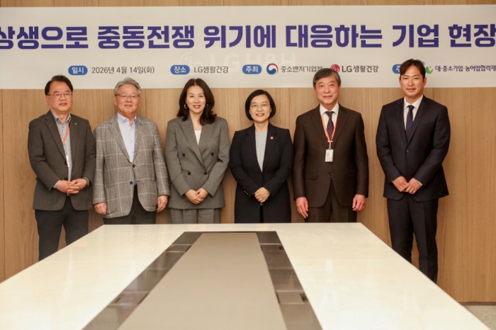 지난 14일 오후 서울 중구 LG서울역빌딩에서 열린 '납품대금 연동제 현장방문 간담회'에 참석한 이선주 LG생활건강 사장(왼쪽 세 번째)과 한성숙 중소벤처기업부 장관(왼쪽 네 번째), 협력회사 대표들이 기념 사진을 촬영하고 있다.