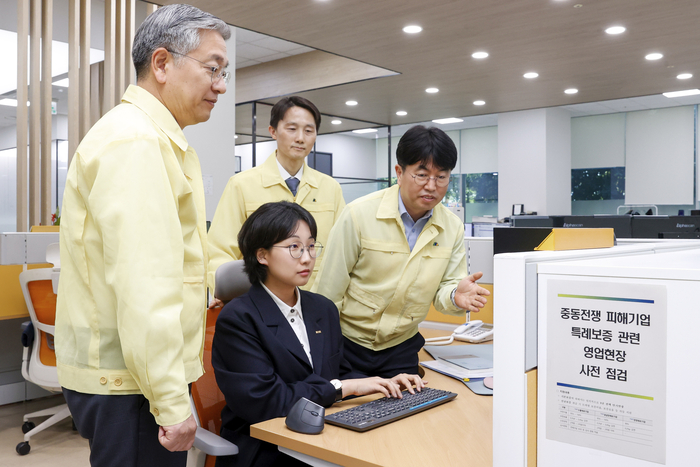 김종호 기보 이사장(왼쪽 첫번째)이 부산지점에 방문해 '중동전쟁 피해 중소기업 특례보증' 관련 영업현장을 점검하고 있다.