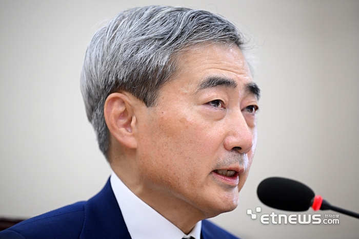 신현송 한국은행 총재 후보자가 15일 서울 여의도 국회 재정경제기획위원회에서 열린 인사청문회에서 의원 질의에 답변하고 있다.  이동근기자 foto@etnews.com