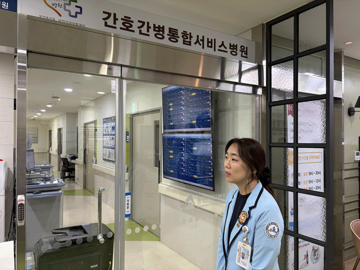 동탄시티병원 구관 6층에 위치한 간호간병통합서비스 병동에서 박혜진 수간호사가 씽크 도입 전후 변화를 설명하고 있다.