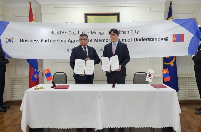 이승오 트러스테이 대표(사진우측)와 JARG S.바야라 우 몽골 다르항시 기술정보국장이 도시관제 AI CCTV 실증사업 양해각서(MOU)를 교환하고 기념사진을 찍고 있다. 〈사진=트러스테이 제공〉