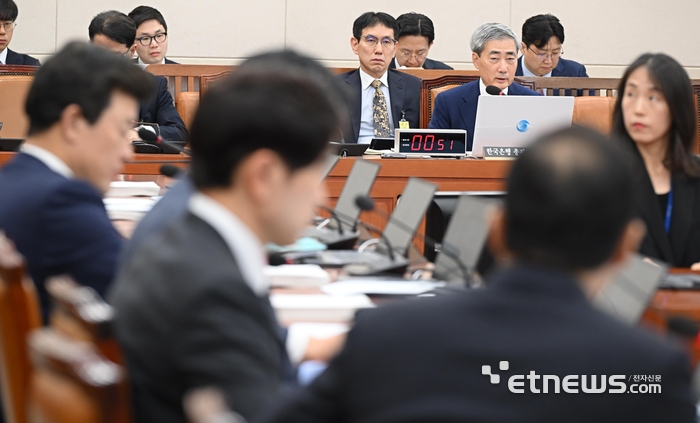 [포토] 질의 답변하는 신현송 한은 총재 후보자