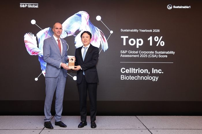 이동진 셀트리온 지속가능경영실 상무(오른쪽)가 서울 웨스틴조선호텔에서 진행된 시상식에서 트로피를 수여받았다.(사진=셀트리온)