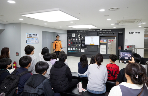 14일 인천국민안전체험관에서 아이들이 KB손해보험이 진행한 생활·화재·자연재난 대응 체험 교육에 참여해 안전 수칙을 익히고 있다.(사진=KB손해보험)