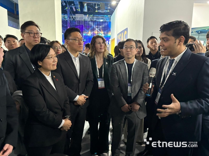 컴업 2025 행사서 한성숙 중기부 장관에서 설멸 중인  드위베디 시반슈 PIKAI 대표(맨 오른쪽).