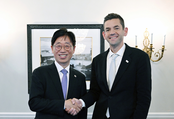 오태석 우주항공청장(왼쪽)이 자레드 아이작맨 미국 항공우주국(NASA) 청장과 회동 후 기념촬영을 했다. (우주청 제공)