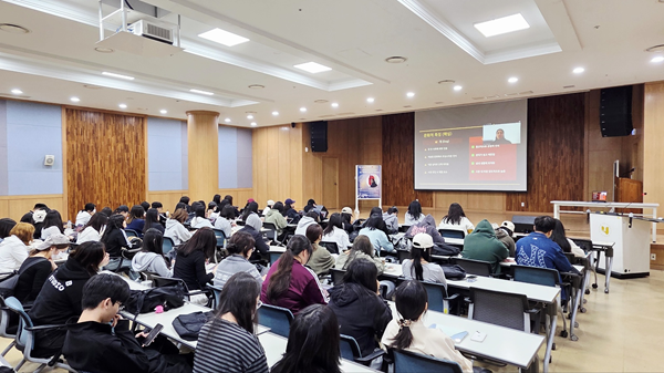 △지난 14일 호남대학교 반려동물산업학과가 개최한 '중동 반려동물 시장의 구조와 성장 가능성' 특강 수업을 듣고 있는 학생들 모습.