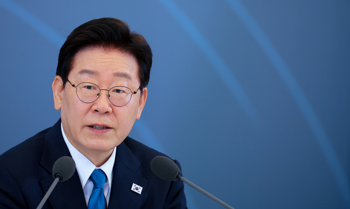 이재명 대통령이 15일 청와대에서 열린 규제합리화위원회 제1차 전체회의에서 참석자 발언을 듣고 있다. 연합뉴스