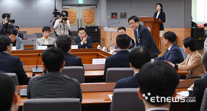 [포토] 인사하는 김성환 기후부 장관