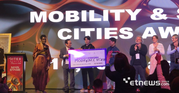 정학수 모디전스비전 CGO(왼쪽 세 번째) 가 GITEX Africa 2026 슈퍼노바 챌린지 우승 후 이주영 한·아프리카재단 자문위원장과 함께 기념 촬영했다.