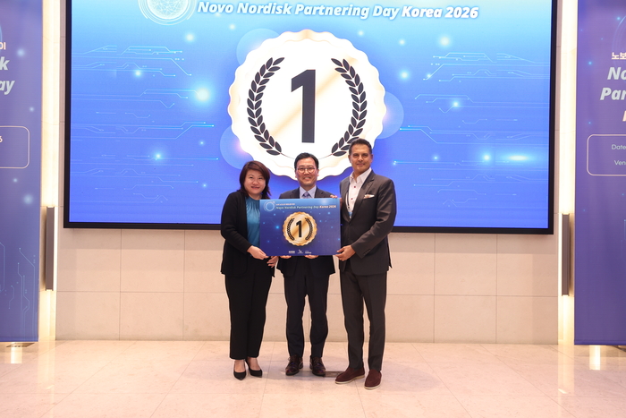 가천대학교 의과대학 안성민 교수(가운데)가 지난 1일 서울 양재동 엘타워에서 열린 '노보 노디스크 파트너링 데이 2026' 피칭 이벤트에서 1위에 선정된 후 관계자들과 기념촬영을 하고 있다.(사진=가천대)