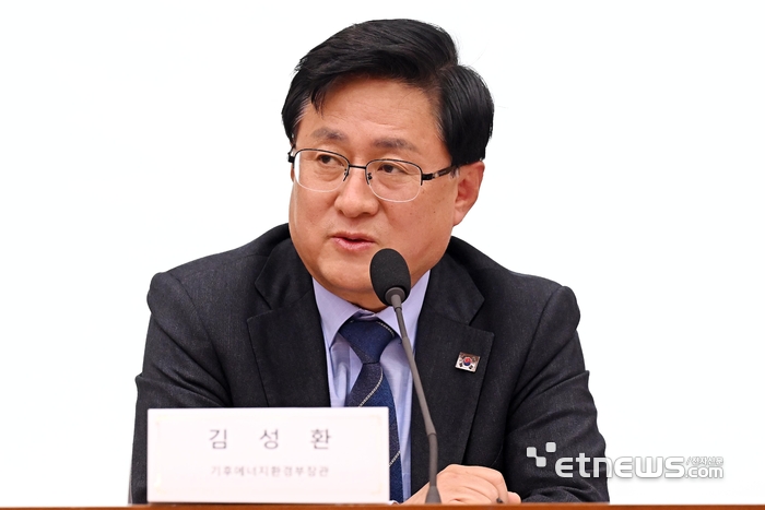 공동주택 내 전기차 충전시설 설치·운영체계 개선을 위한 간담회가 16일 서울 종로구 정부서울청사에서 열렸다. 김성환 기후에너지환경부 장관이 모두발언을 하고 있다.  이동근기자 foto@etnews.com