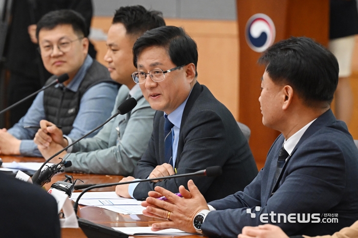 공동주택 내 전기차 충전시설 설치·운영체계 개선을 위한 간담회가 16일 서울 종로구 정부서울청사에서 열렸다. 김성환 기후에너지환경부 장관이 모두발언을 하고 있다.  이동근기자 foto@etnews.com