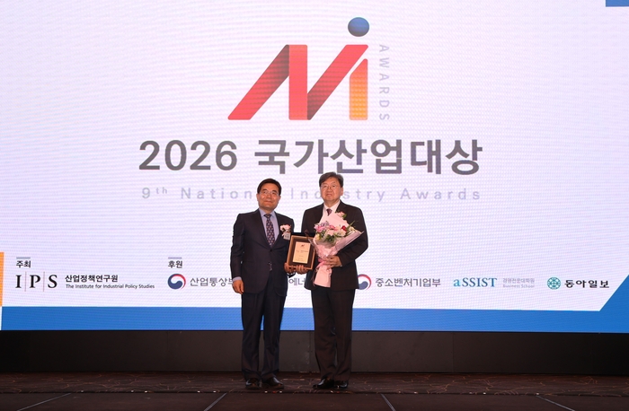 재능대학교는 16일 서울 서초 엘타워에서 열린 '2026 국가산업대상'에서 대학(뷰티·미용 특성화) 부문 대상을 수상하며 K-뷰티 산업 혁신을 선도하는 교육기관으로서 위상을 다시 한 번 입증했다. (사진=재능대)