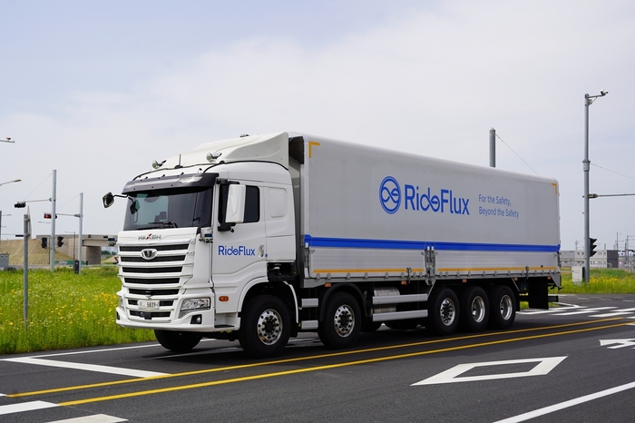 라이드플럭스 자율주행 화물차가 고속도로 시범운행지구에서 주행하고 있다. (사진=국토교통부)