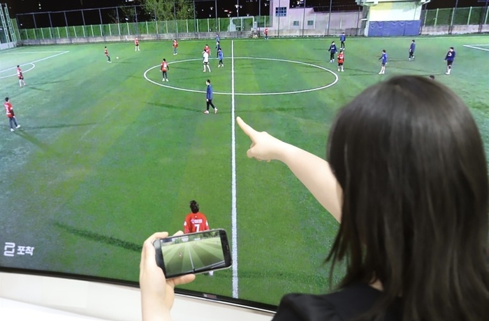앱을 통해 생활체육 축구 경기 시청하는 포착 회원 / KT스카이라이프
