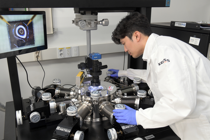 김연후 표준연 책임연구원이 염소화 그래핀 기반 가스센서 성능을 측정하고 있다.