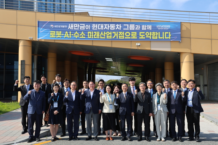 새만금개발청을 찾은 국가AI전략위원회 등 관계자들이 사진촬영하고 있다. ⓒ위원회
