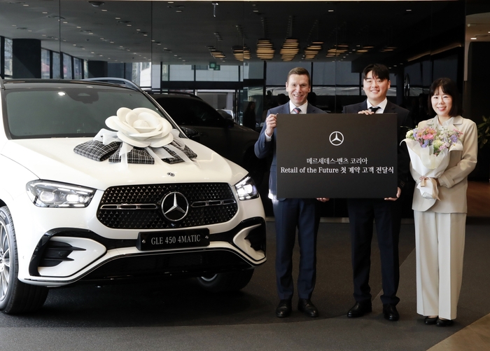 마티아스 바이틀 메르세데스-벤츠 코리아 대표이사(왼쪽)와 RoF 1호 차량을 인도받은 안욱주·조영옥 고객이 메르세데스-벤츠 구리 전시장(HS효성더클래스)에서 기념촬영을 하고 있다.
