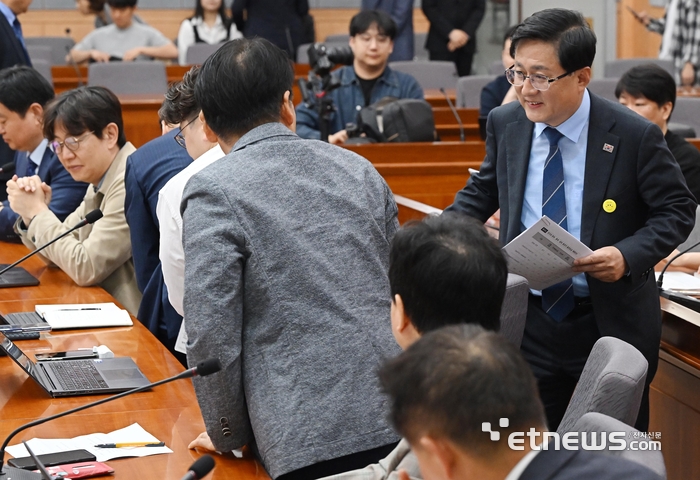 [포토] 공동주택 전기차 충전시설 간담회 참석한 김성환 장관